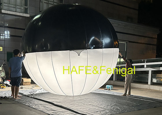 Filmemacher hängen aufblasbare, kugelförmige LED-Zweifarbballonlichter auf