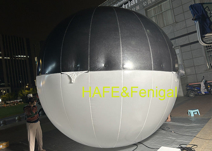 Filmemacher hängen aufblasbare, kugelförmige LED-Zweifarbballonlichter auf